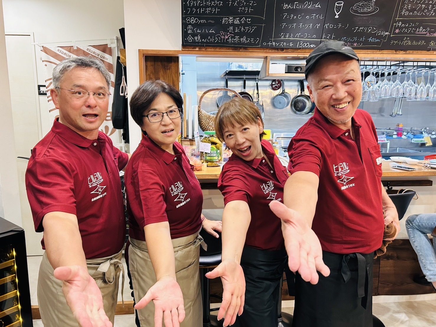 ヒルトヨルの店内で、笑顔でお迎えするスタッフの皆さん